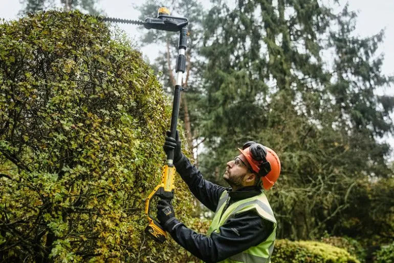 DEWALT NOŻYCE DO ŻYWOPŁOTU 18V 55cm BEZ AKUMULATORÓW I ŁADOWARKI NA WYSIĘGNIKU DCMPH566N