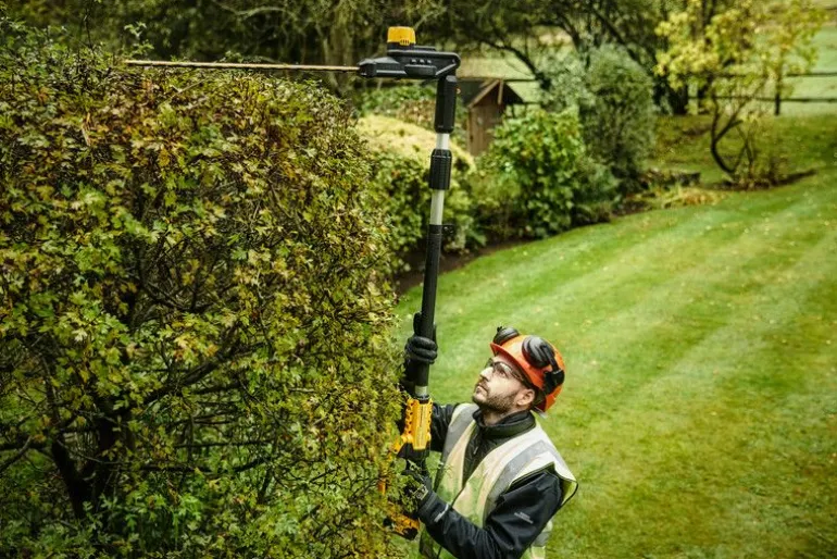 DEWALT NOŻYCE DO ŻYWOPŁOTU 18V 55cm BEZ AKUMULATORÓW I ŁADOWARKI NA WYSIĘGNIKU DCMPH566N